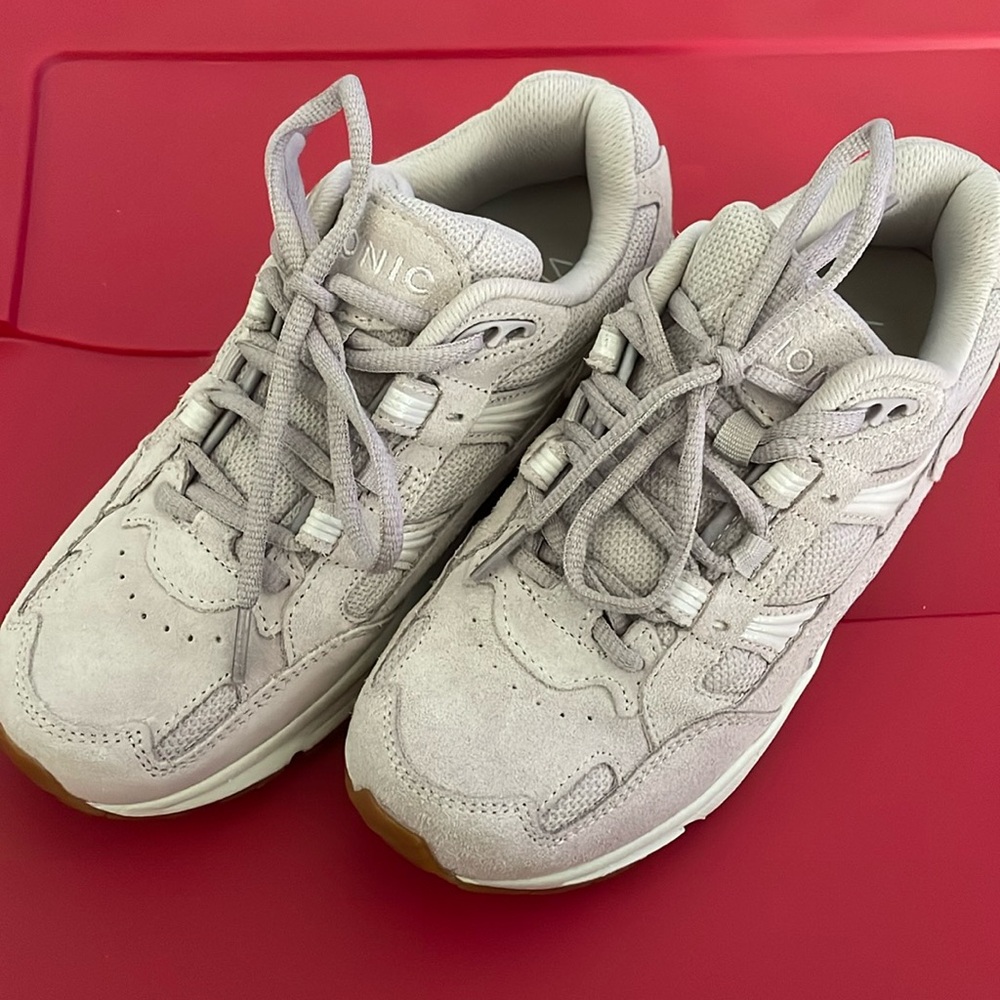 Vionic size 6 women’s sneakers light purple in color.